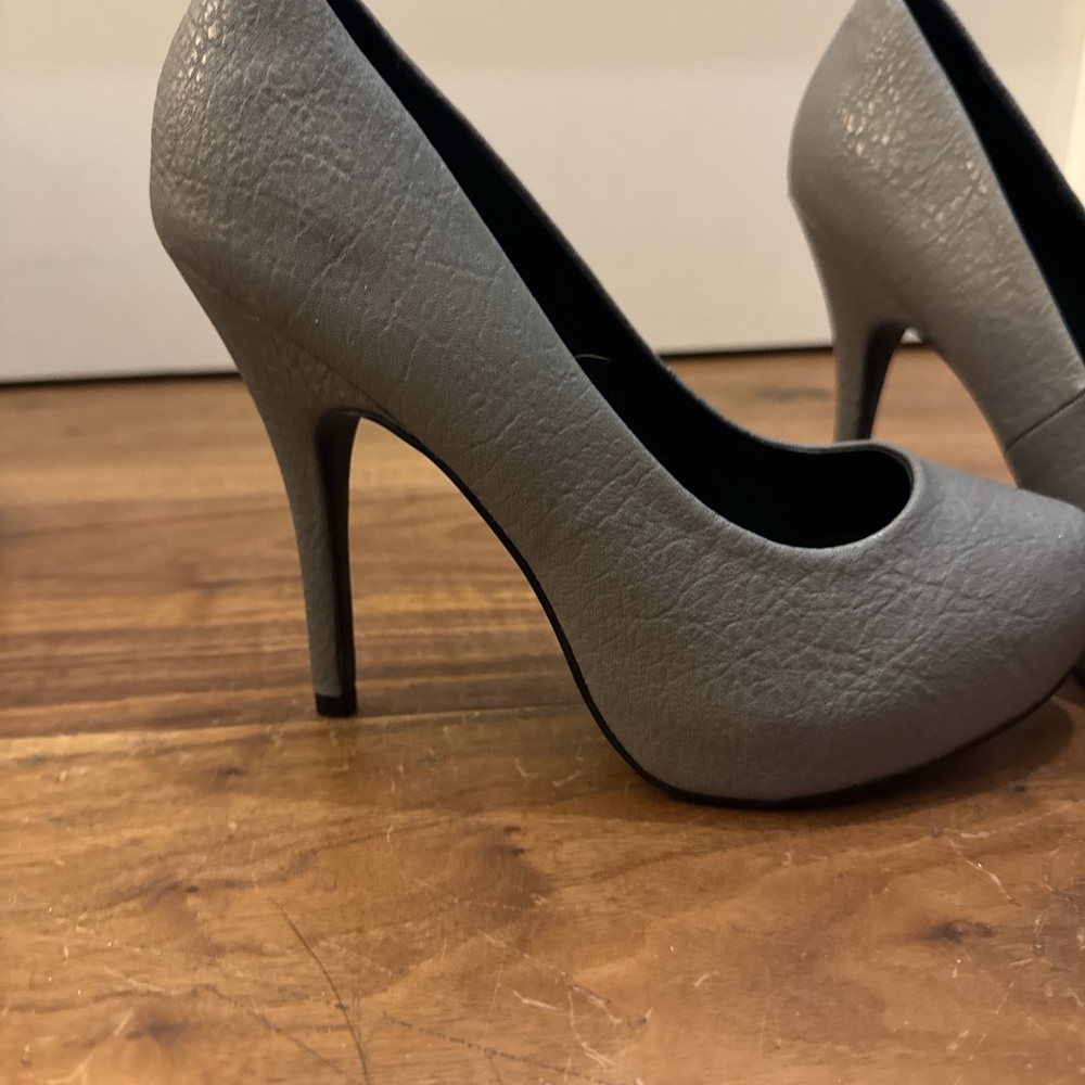 gray high heels - Picture 4 of 4